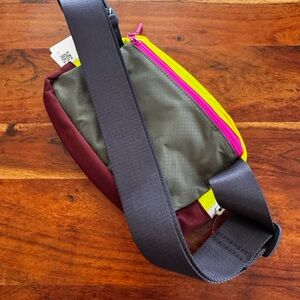 Lululemon Everywhere neon/army green Belt Bag NWT